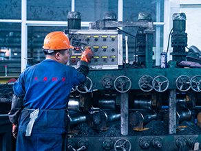 الاختلافات الأساسية ودليل الاختيار بين أنابيب الفولاذ السبيكي غير الملحوم وأنابيب الفولاذ الكربوني غير الملحومة