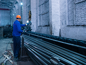 لماذا يختارنا زبائن كثيرون؟ رفع الستار عن الالتزام بثبات الجودة خلف الأنابيب الفولاذية غير الملحومة المخصصة