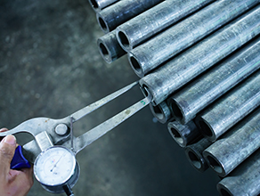 "القرد البارد" مقابل. الأنابيب الفولاذية غير الملحومة "المتدحرجة الساخنة": اختلافات بسيطة في الأداء والمظهر